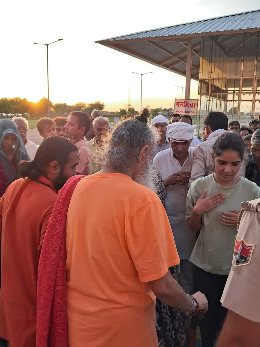 a-blessed-evening-with-vishwaguru-ji-at-om-ashram bodyImage